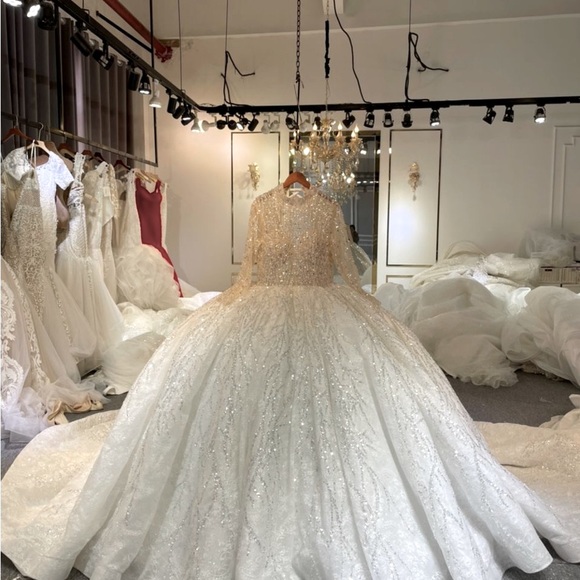 New design luxury wedding dress. - Picture 4 of 5